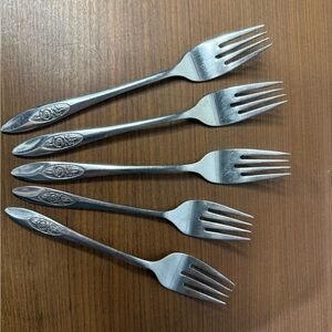 Set of 5 Oneida stainless steel forks in the "Lasting Rose" pattern 1968